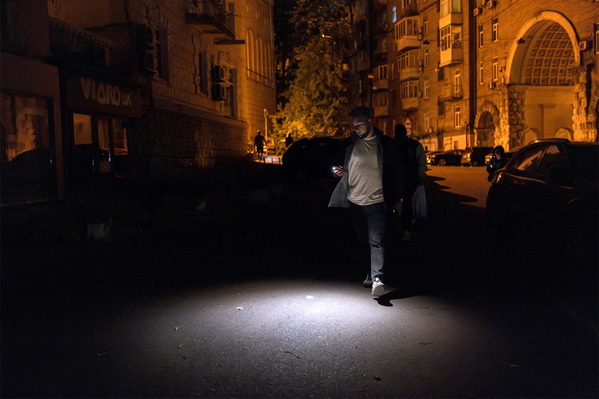 Handylicht statt Straßenlampen. Stromausfall im Zentrum Kiews, 16. Mai