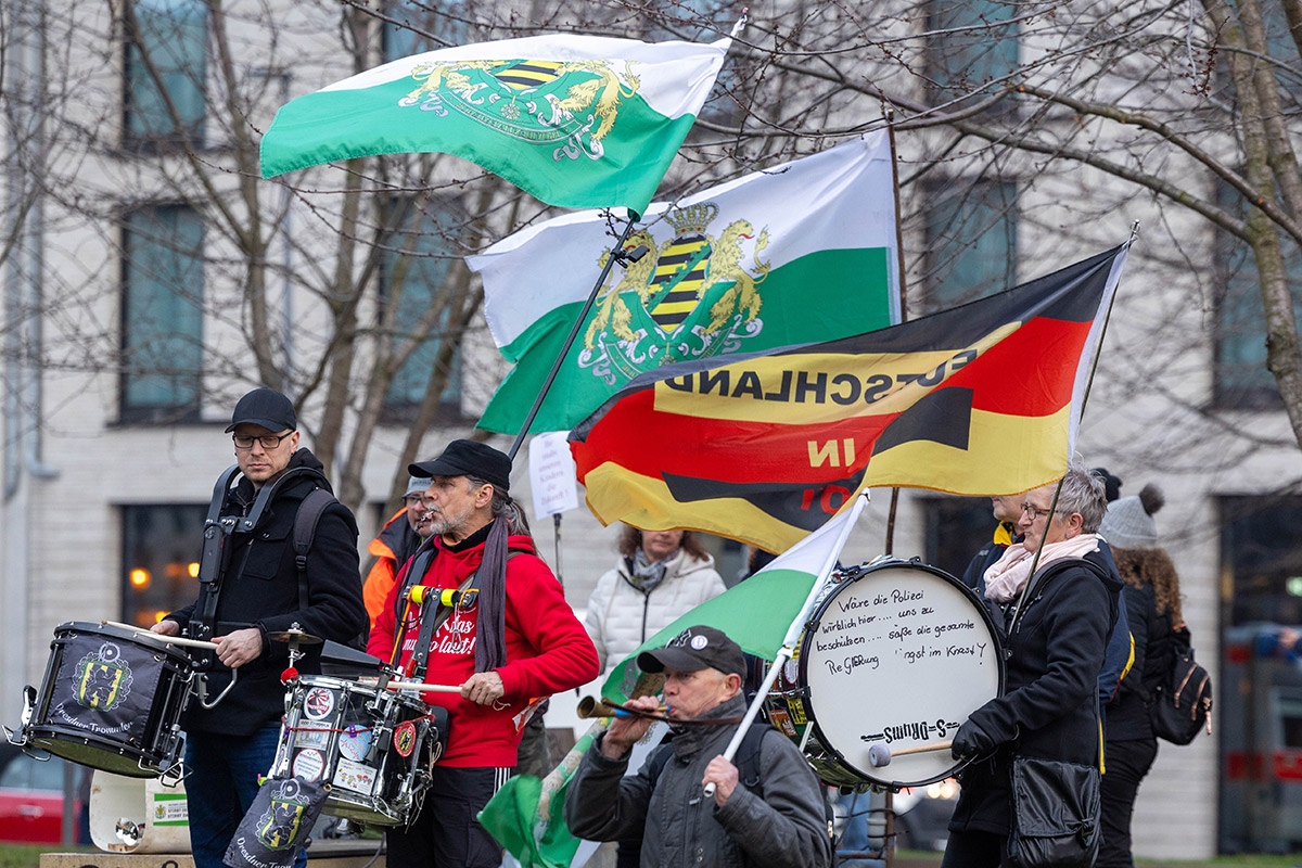Stets weiß-grün beflaggt unterwegs. Anhänger der Freien Sachsen protestieren im Februar bei einem Besuch des Bundeskanzlers in Dresden