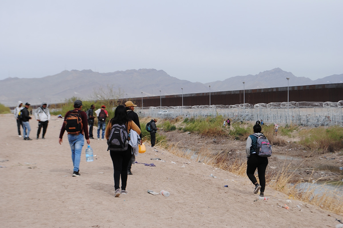 Die Aussichten auf Asyl werden immer schlechter. Geflüchtete in Ciudad Juárez vor der US-Sperranlage an der Grenze