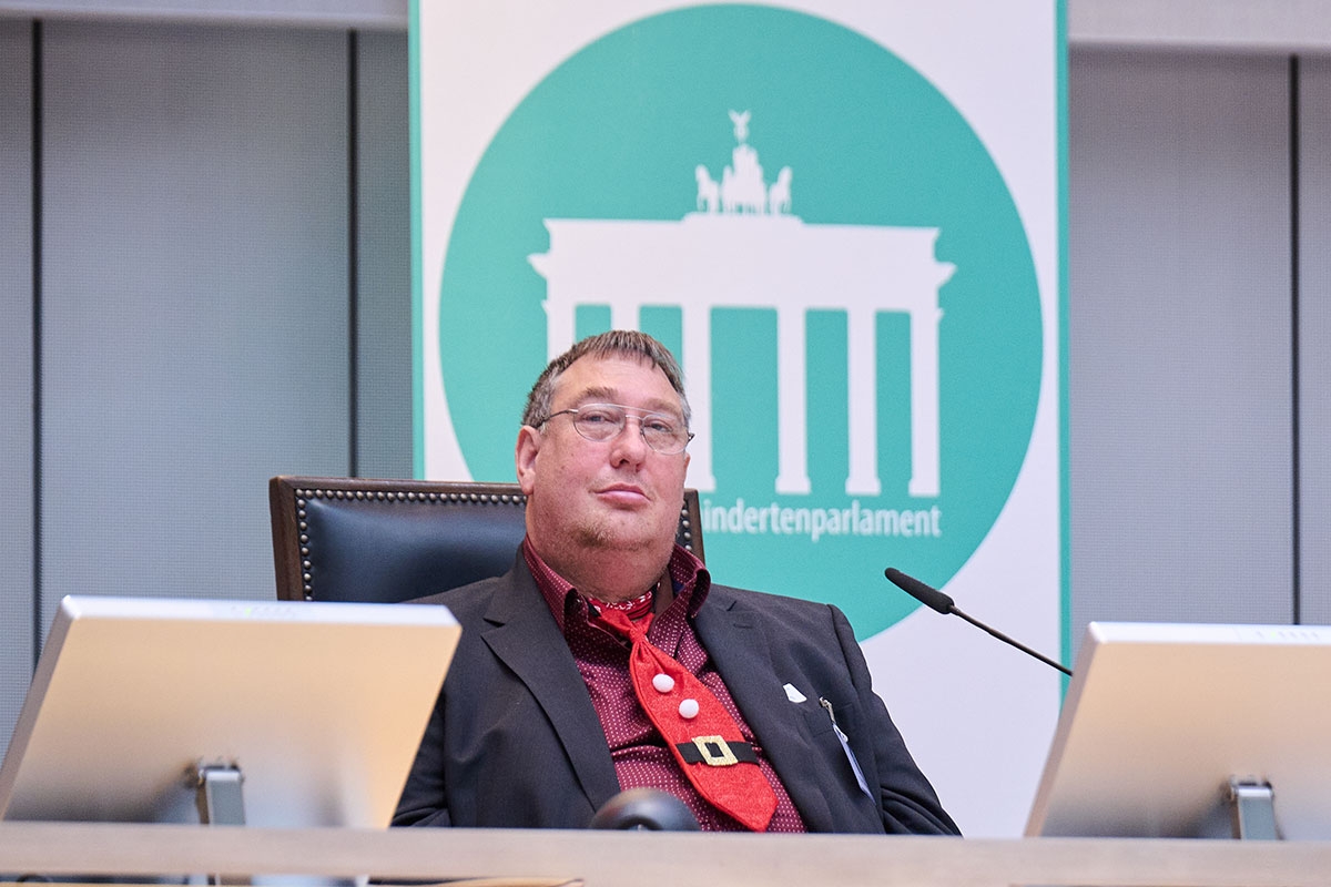 Christian Specht im Berliner Abgeordnetenhaus, als das Behindertenparlament dort 2022 zum ersten Mal tagte