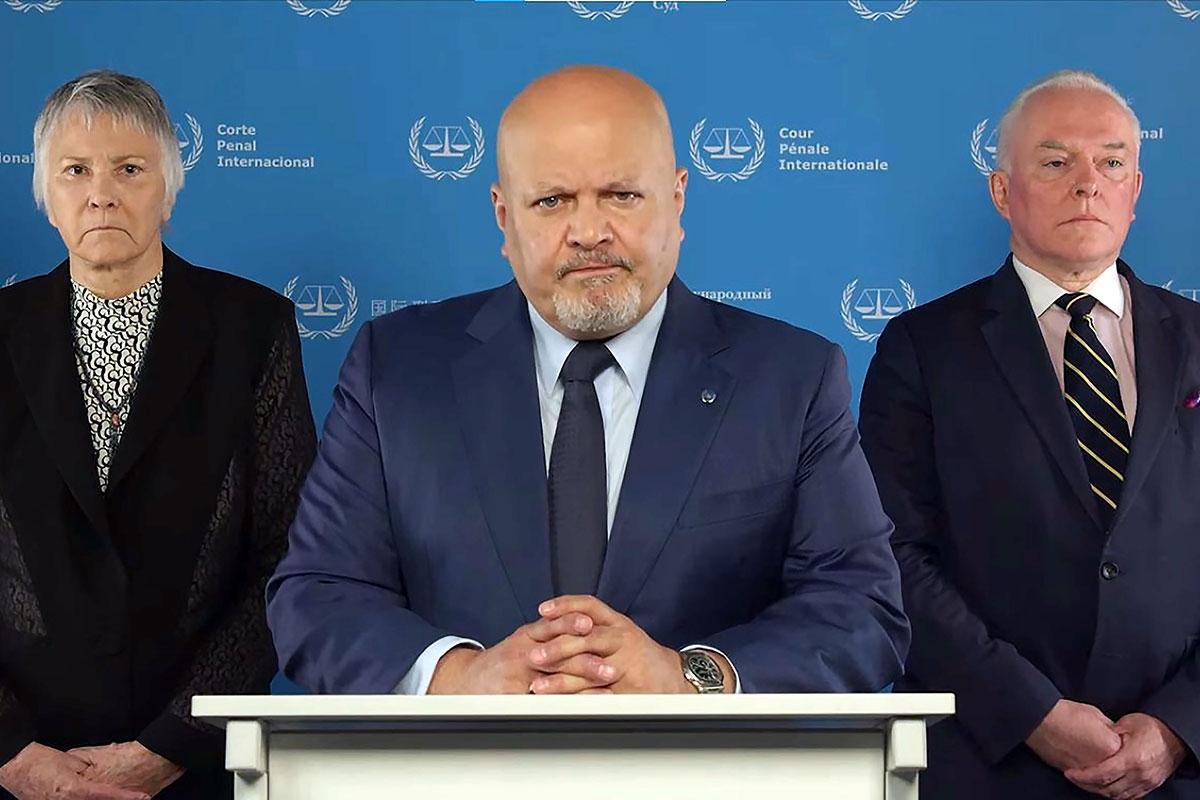 Gucken grimmig. Karim Khan (M.), Chefankläger des Internationalen Strafgerichtshofs (ICC), und Mitstreiter beantragten Haftbefehle gegen Netanyahu und Gallant. Den Haag, 21. Mai