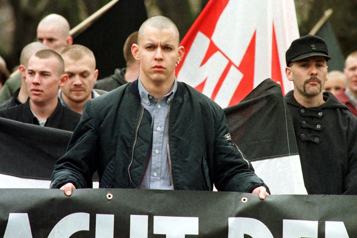 Die Mode ist zurück, die Ideologie war nie weg. Nazi-Skins bei einem rechtsextremen Aufmarsch in Sachsen-Anhalt, 1998