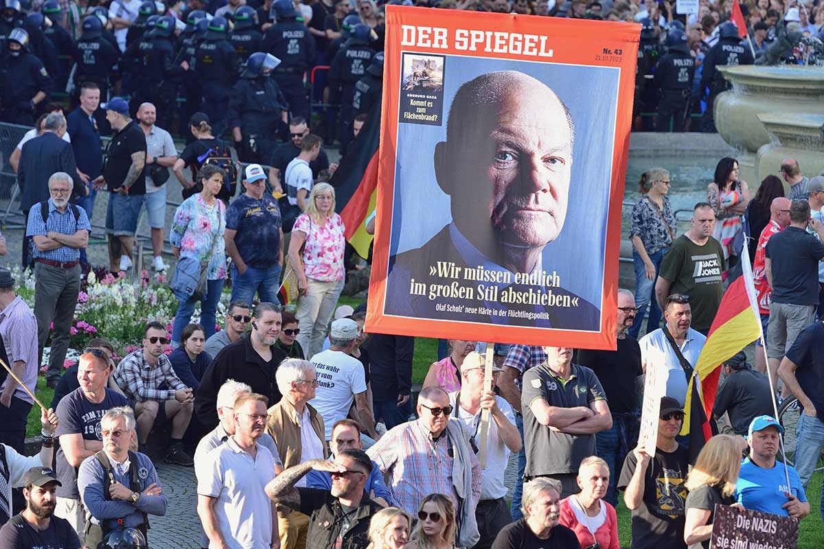»Endlich im großen Stil abschieben«. Die Teilnehmer:innen einer AfD-Kundgebung in Mannheim am 7. Juni pochen auf die Einhaltung der Scholz'schen »Versprechen«