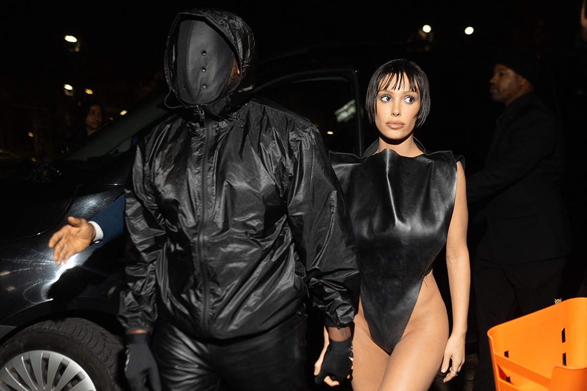 Nach dem Wassertaxiverbot. Kanye West und Bianca Censori entsteigen einer Limousine, 23. Februar 2024, Mailand