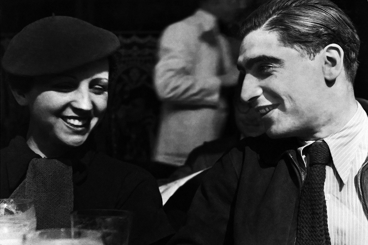 Gerda Taro und Robert Capa auf der Terrasse des Café du Dôme, fotografiert von Fred Stein, Paris, 1935/1936