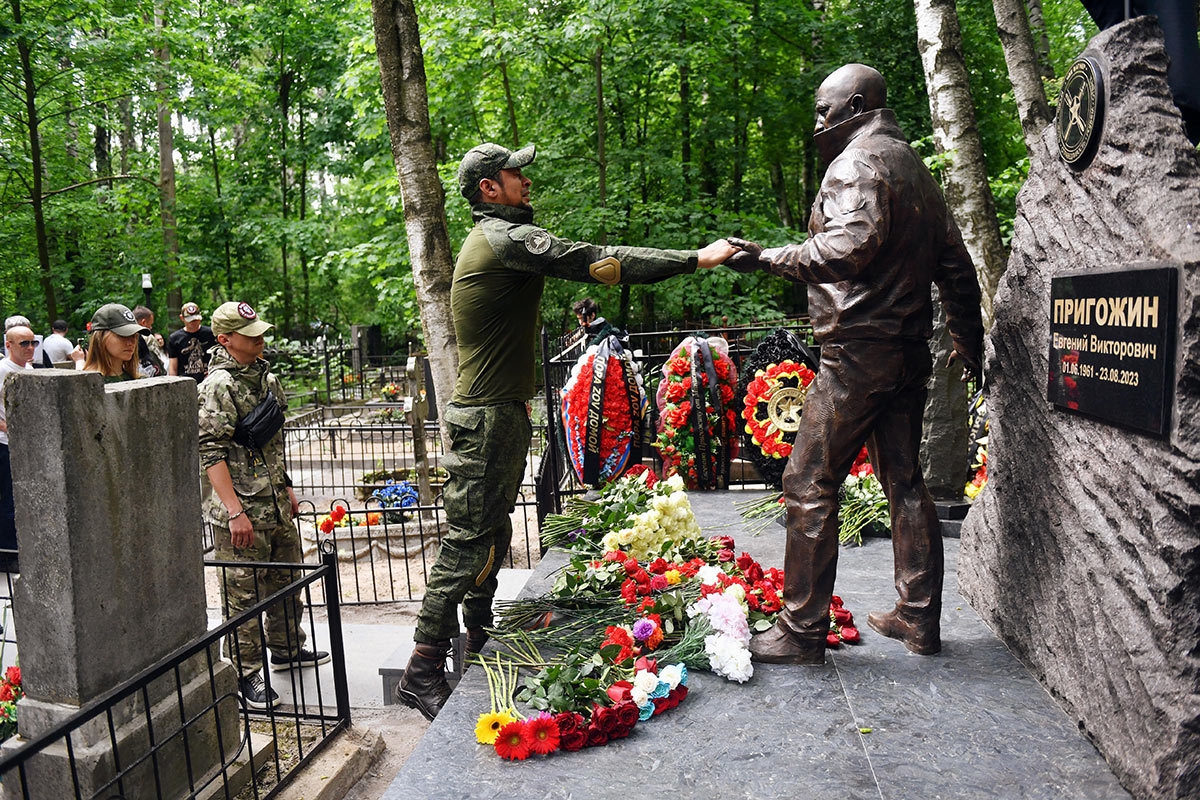 Grüße an den ehemaligen Boss. Personen mit Abzeichen der Gruppe Wagner besuchen an dessen Geburtstag am 1. Juni das Grab Jewgenij Prigoschins in Sankt Petersburg