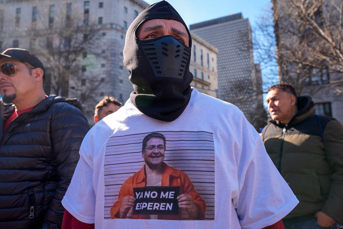 Aus dem Verkehr gezogen. Demonstrant bei der Urteilsverkündung gegen Juan Orlando Hernández in New York am 8. März