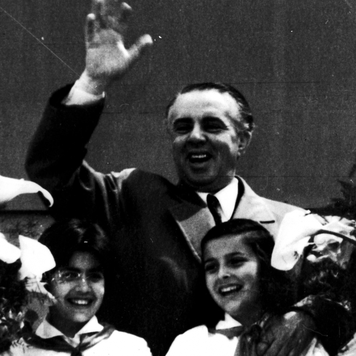 Enver Hoxha umarmt die Jugend des Landes