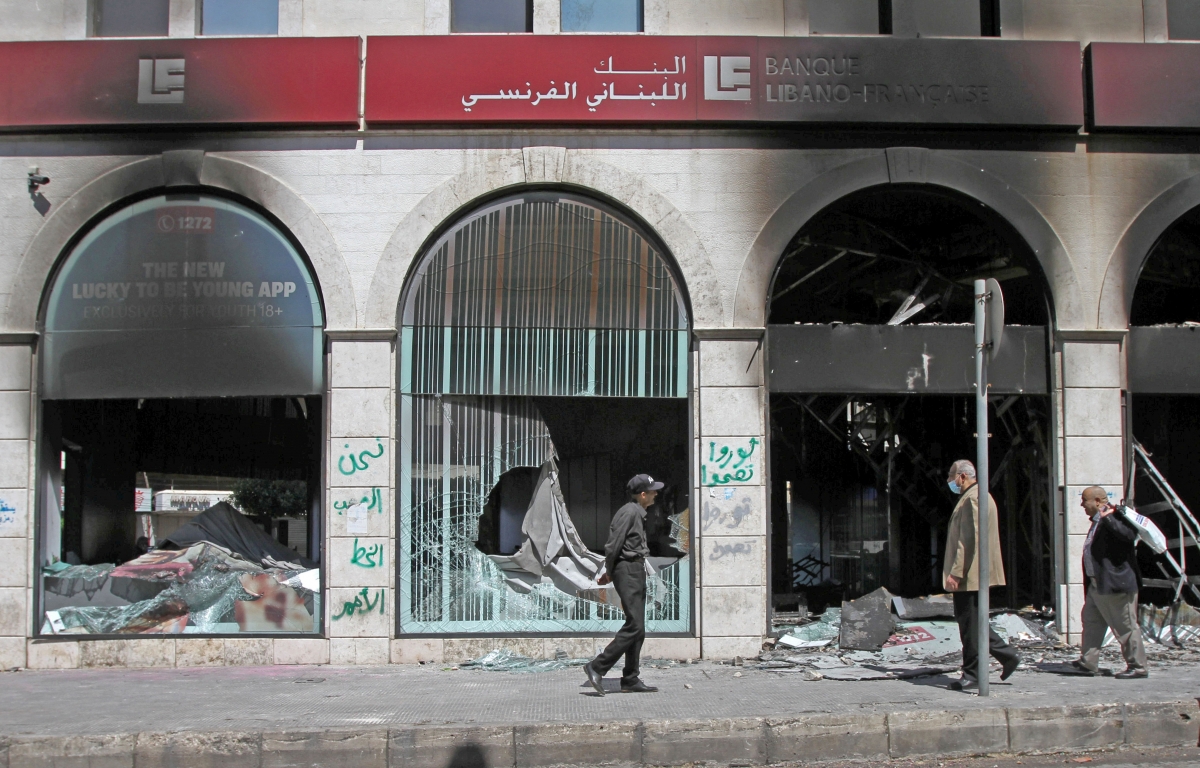 Seit dem 26. April wurden im Libanon zahlreiche Banken angezündet, darunter auch diese Filiale in Tripoli