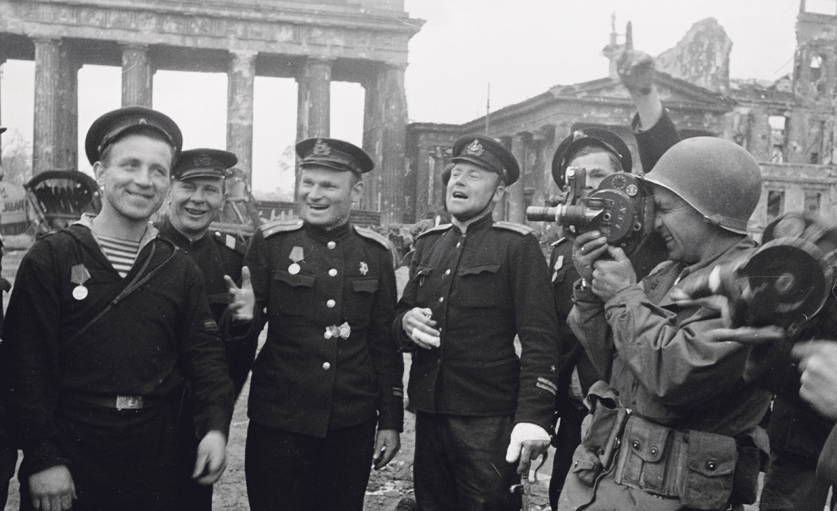  Ein US-amerikanischer Korrespondent fotografiert am 2. Mai 1945 sowjetische Marinesoldaten in Berlin
