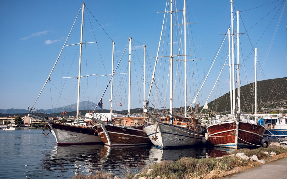 Im Hafen liegen Segelschiffe, die im Winter aufwendig renoviert wurden. Derzeit sollten sie eigentlich Touristen zu Inseln wie ­Mykonos bringen