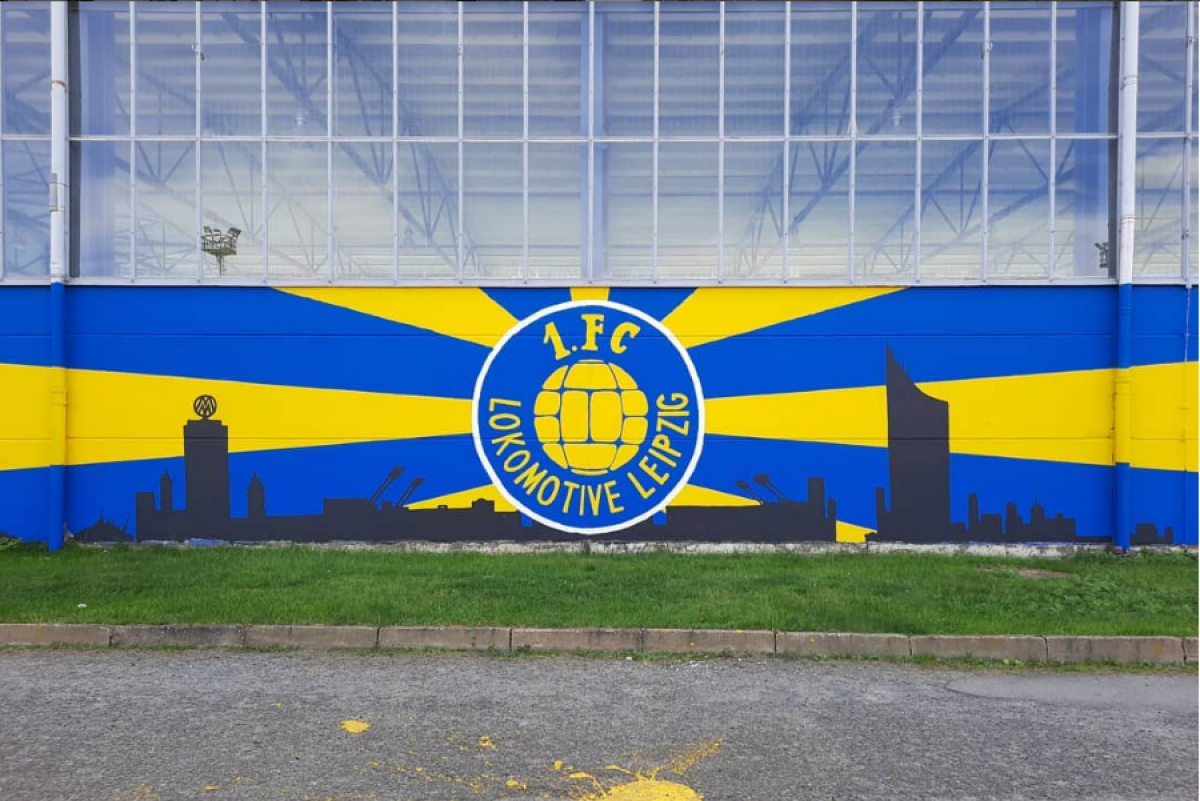 Die Kunstrasenhalle mit Wandbild auf dem Gelände des Bruno-Plache-Stadions in Probstheida