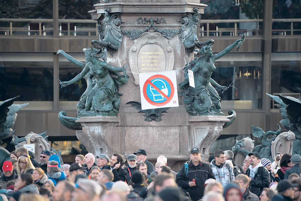 Demonstrierende vor dem Mendebrunnen auf dem Leipziger Augustusplatz