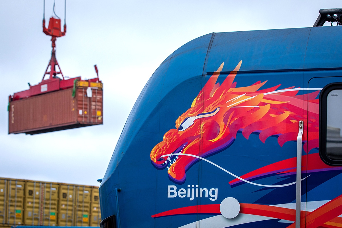 Ein Container wird in einem deutschen Ostseehafen verladen