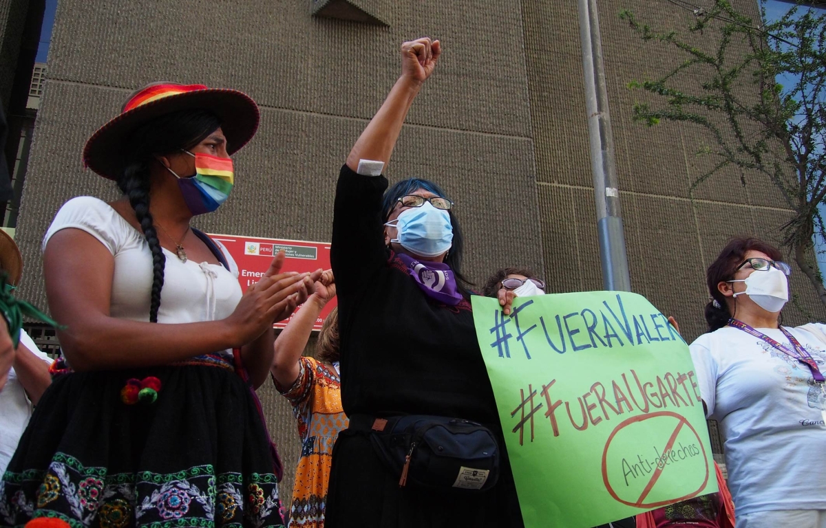 Feministinnen protestieren in Lima gegen die Ernennung der Ministerin Ugarte und des Ministerpräsidenten Valer