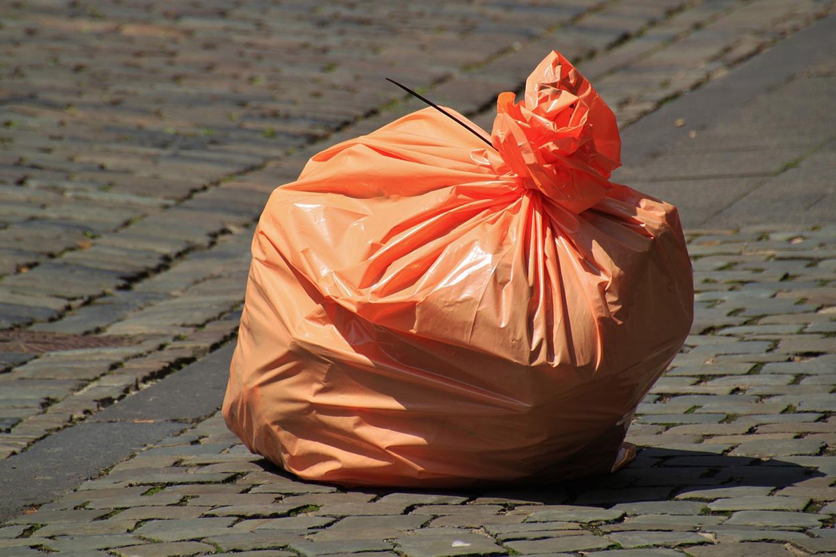 Gefüllter orangener Müllsack