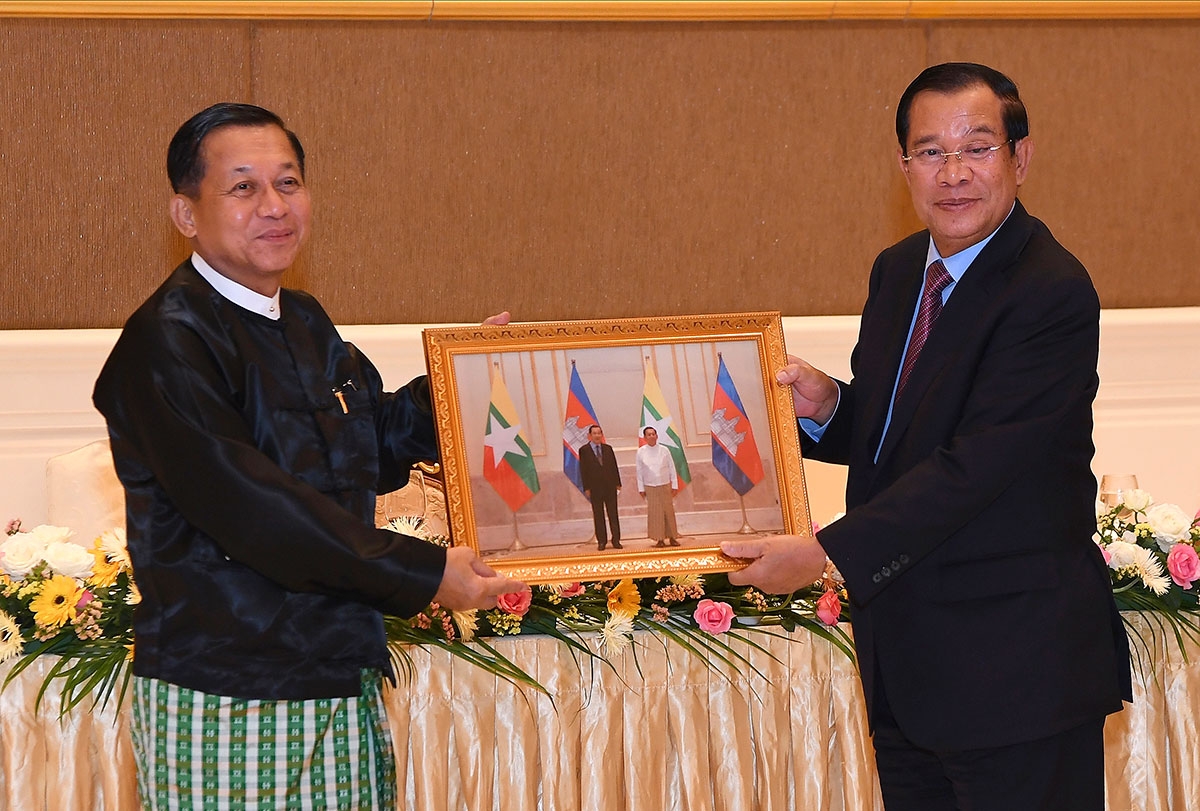 Hun Sen und General Min Aung Hlaing halten ein Foto in die Kamera