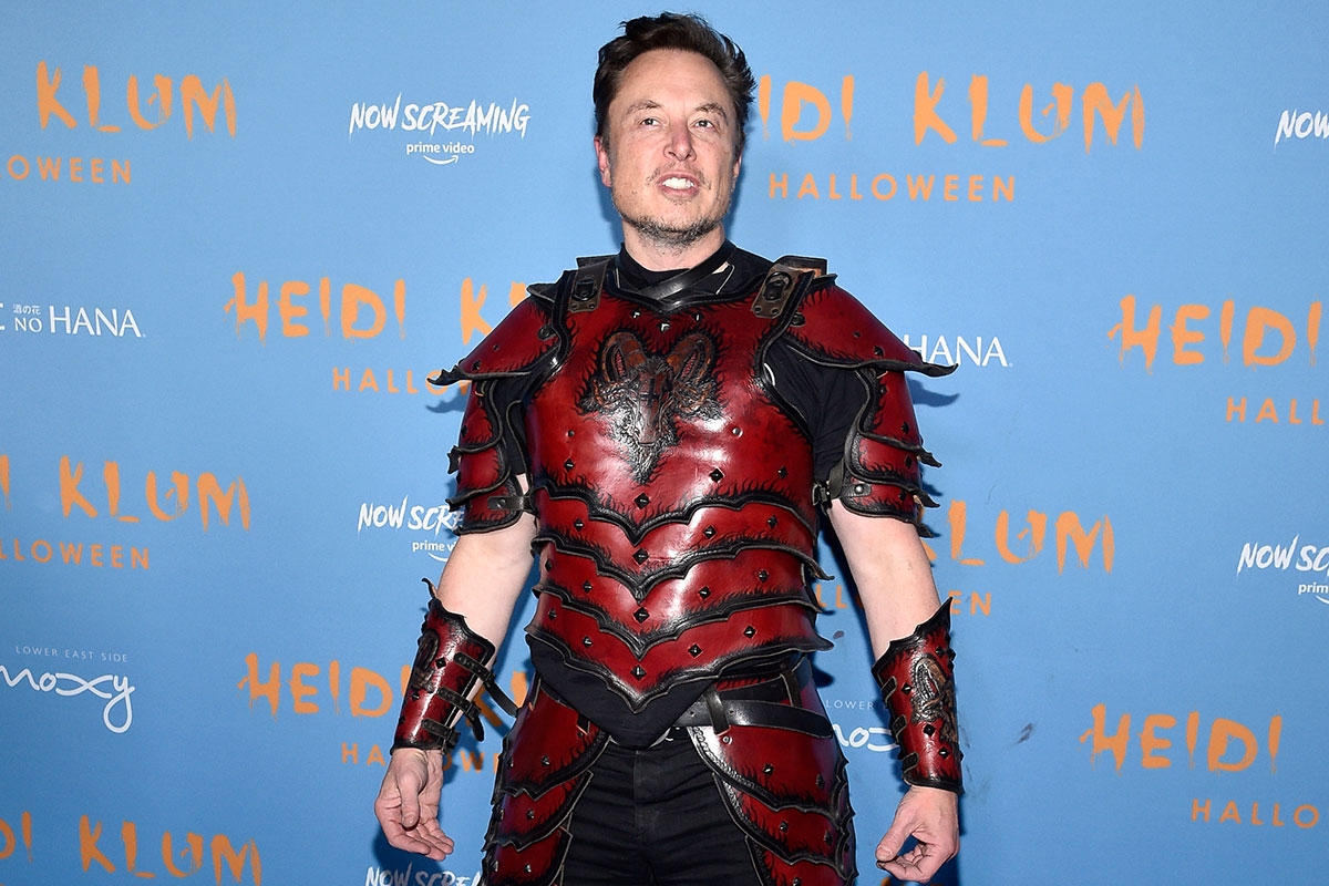 Elon Musk im Superheldenkostüm