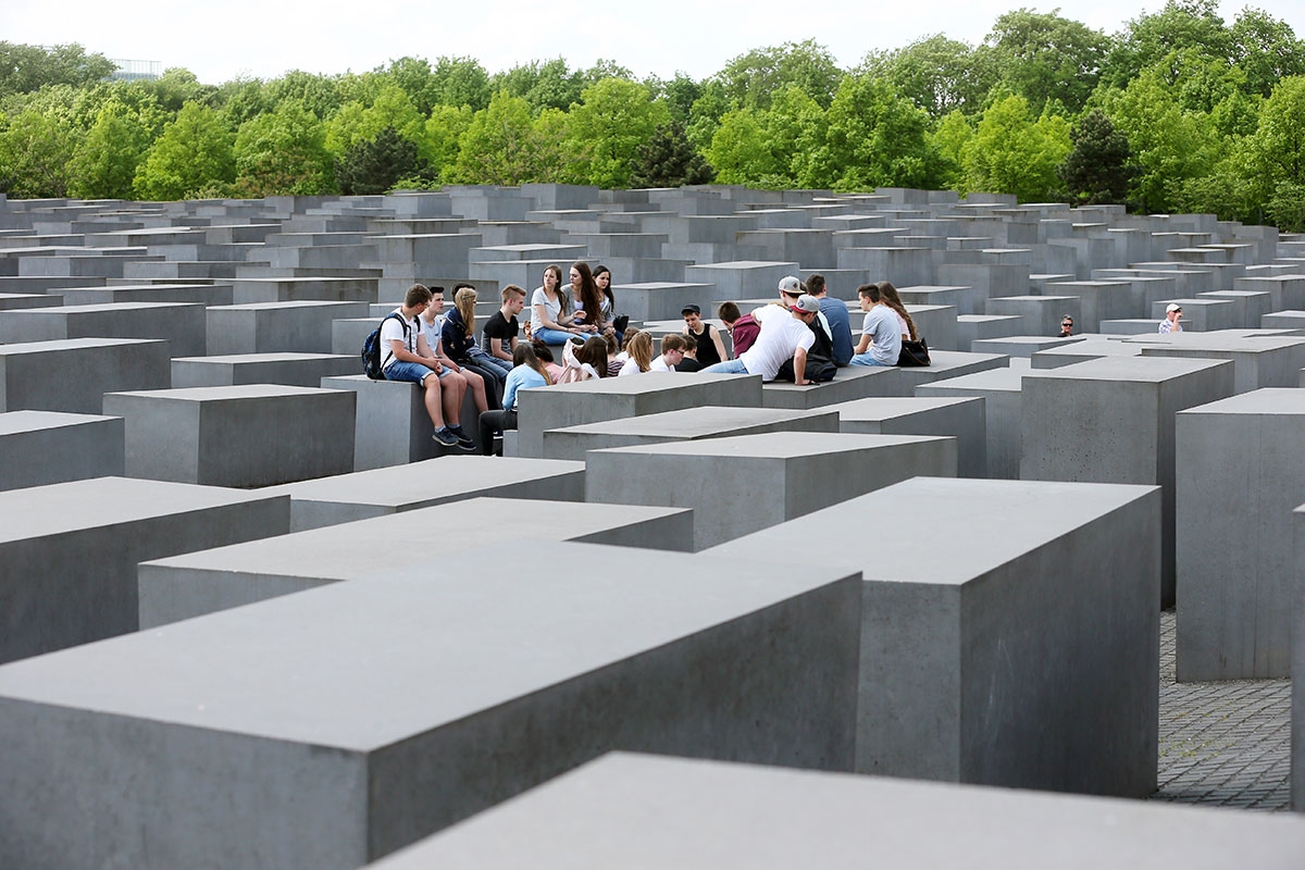 Eine Schulklasse am Holocaust -ahnmal in Berlin