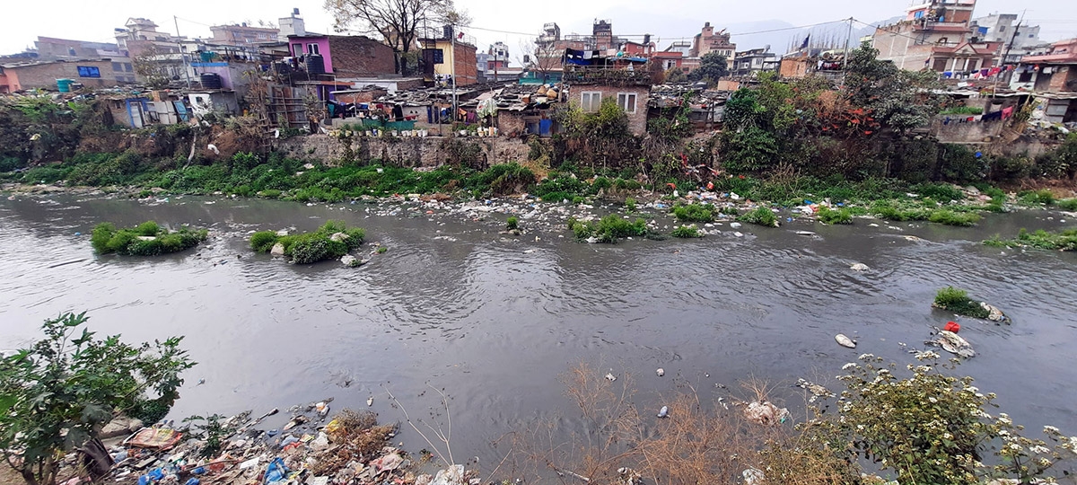 Dreckiges Wasser im Bishnumati
