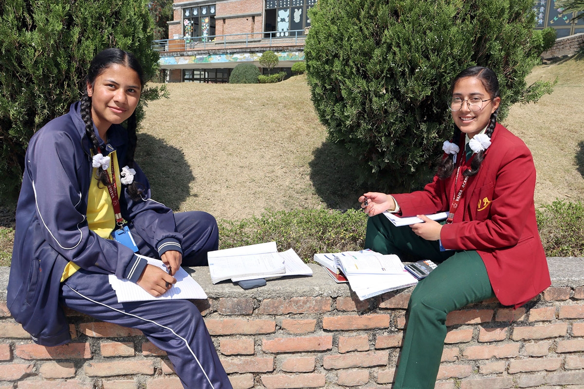 Suprabha und Pratisteha lernen in der Vajra-Akademie