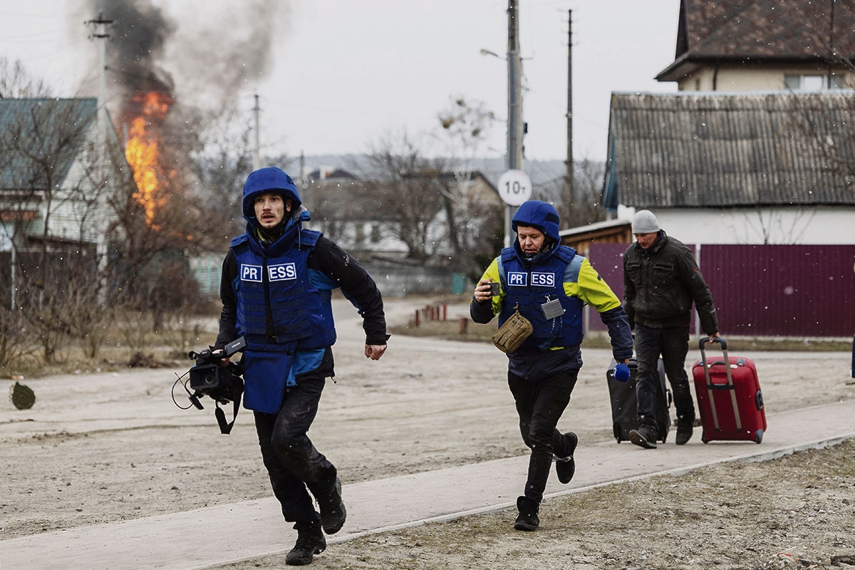 Journalisten rennen vor dem schweren Beschuss in Irpin durch russische Truppen davon