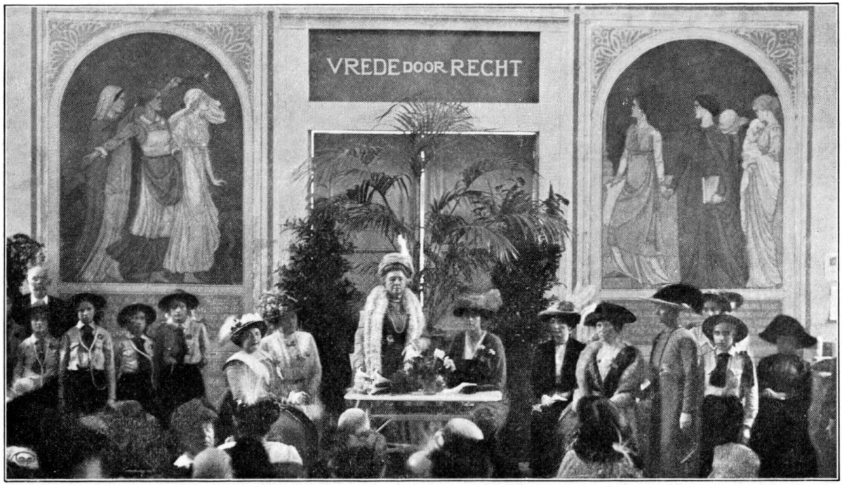 Bertha von Suttner bei einem Vortrag über den Friede und die Frauenbewegung, 1913