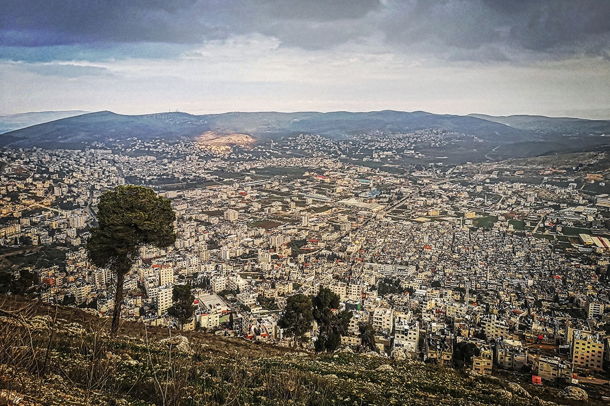 Josefs Grab in Nablus zwischen den Bergen Gerizim und Ebal wurde mehrmals verwüstet und in Brand gesteckt, militante Gruppen griffen jüdische Touristenbusse an