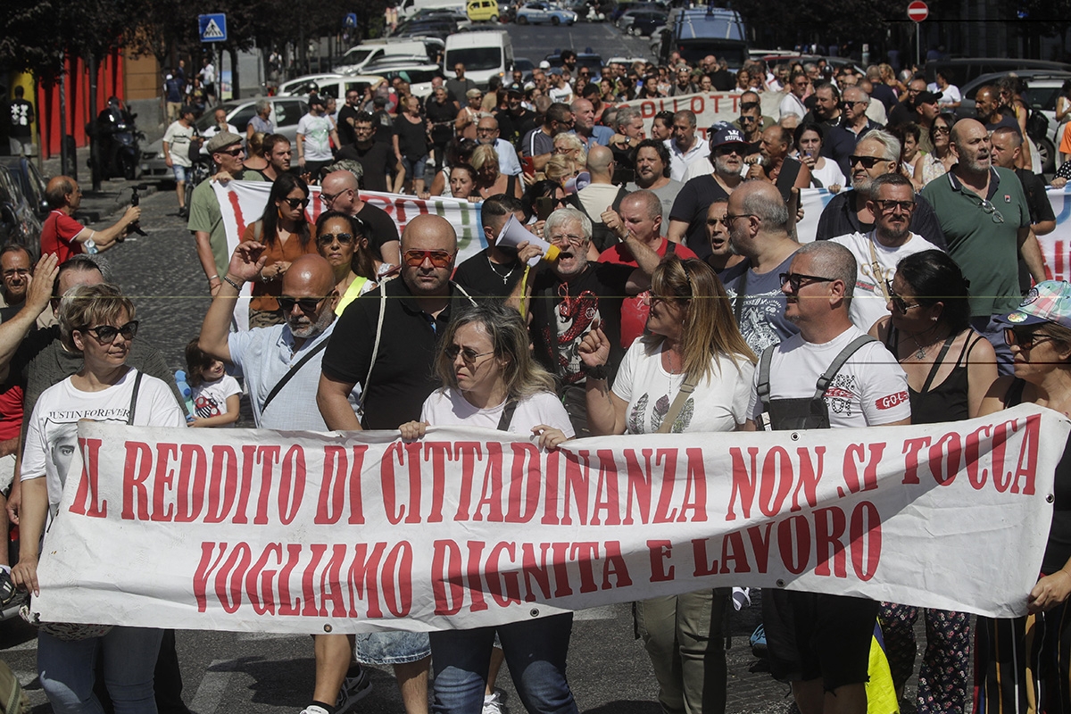 Protest gegen die Kürzung des Bürgergelds vor dem Sitz der Fratelli in Neapel, 2. August