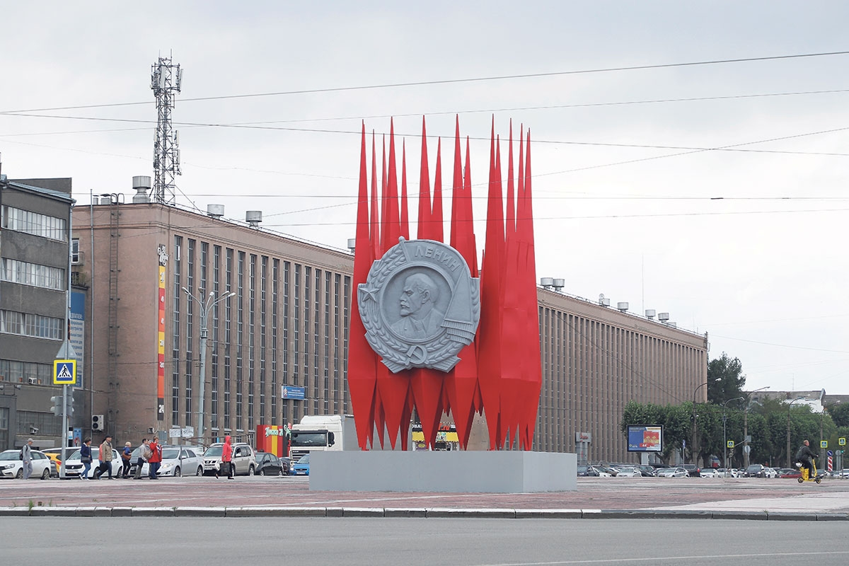 Sowjet-Nostalgie mit roten Flaggen und Lenin-Orden