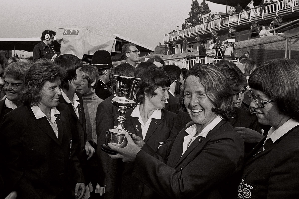 Rachel Heyhoe Flint feiert den Sieg Englands bei den ersten Cricket-Frauenweltmeisterschaften 1973