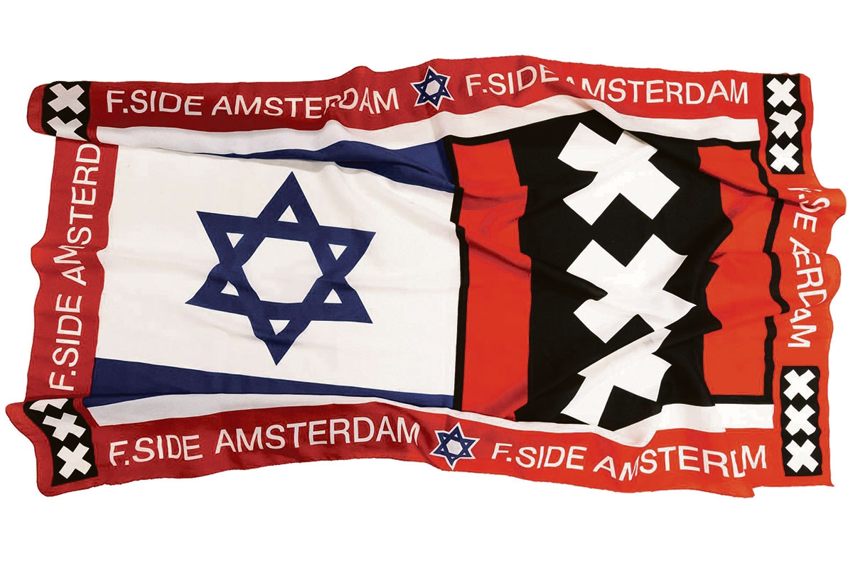 Zaunfahne der »F-Side Amsterdam«
