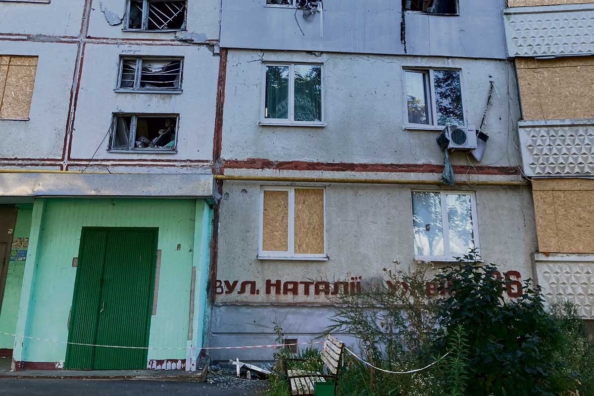 Beschädigtes Haus im Stadtteil Saltywka