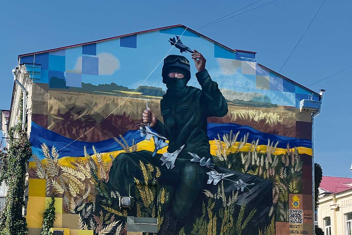 Im Kiewer Stadtteil Podil zieren heldenhafte Soldaten manche Wände