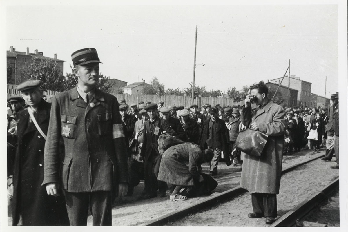 Aryeh Ben-Menachem, Mendel Grossman fotografiert heimlich die Deportation von Jüdinnen und Juden aus dem Ghetto Łódź, o.J.