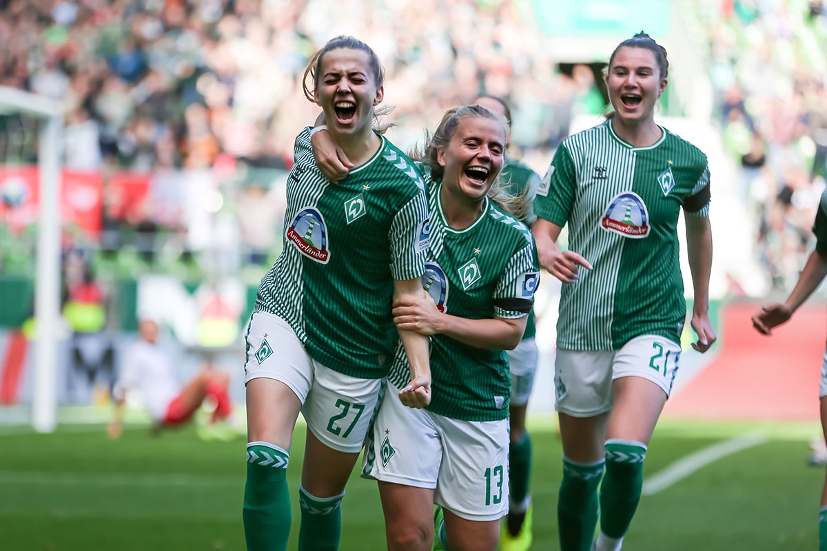 Nina Lührßen (l.) und ihre Mitspielerinnen von Werder Bremen jubeln am 14. Okober 2023 im Bremer Weserstadion vor 21.508 Zuschauer:innen