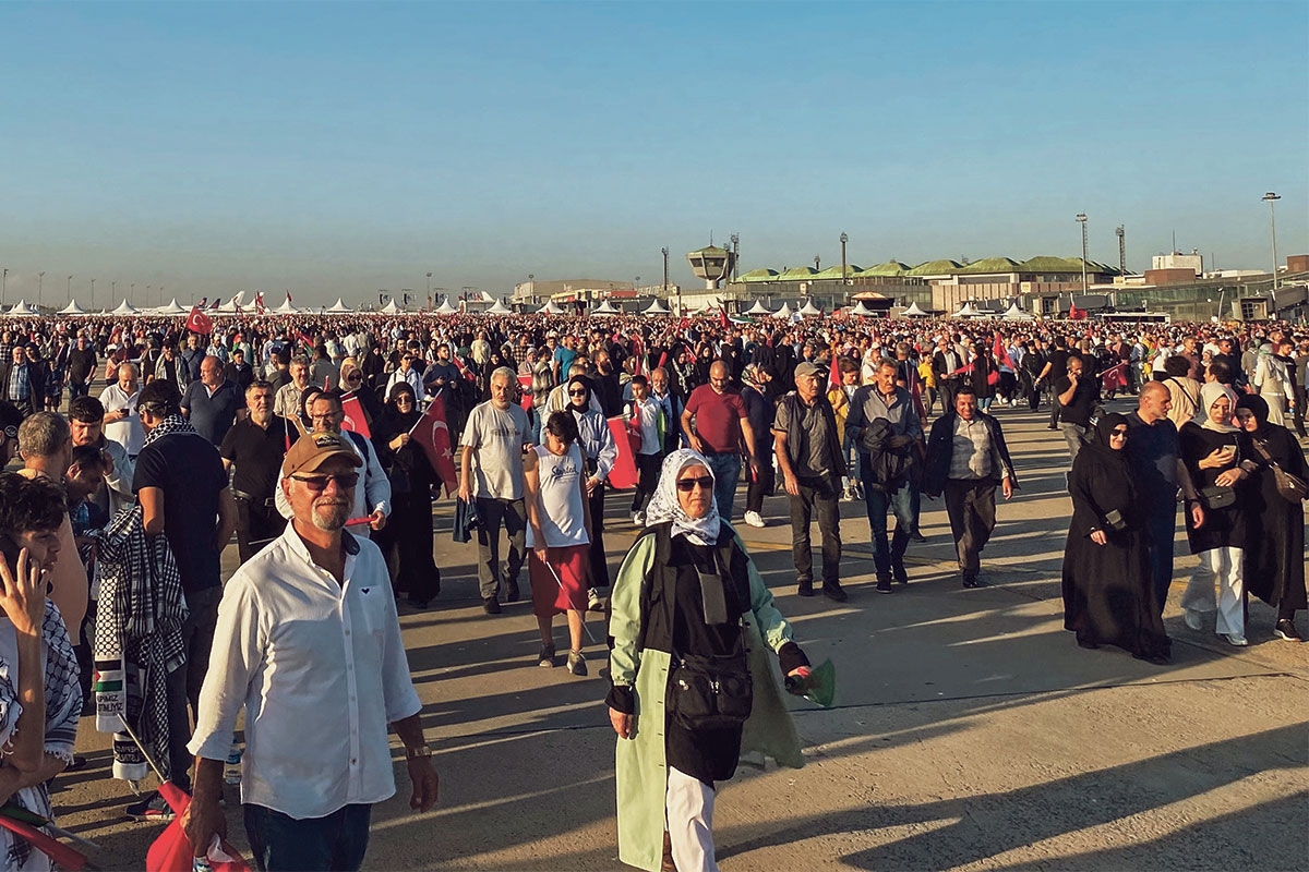 Die Menschen strömen zum ehemaligen Flughafen, um den Präsidenten sprechen zu hören, 28. Oktober