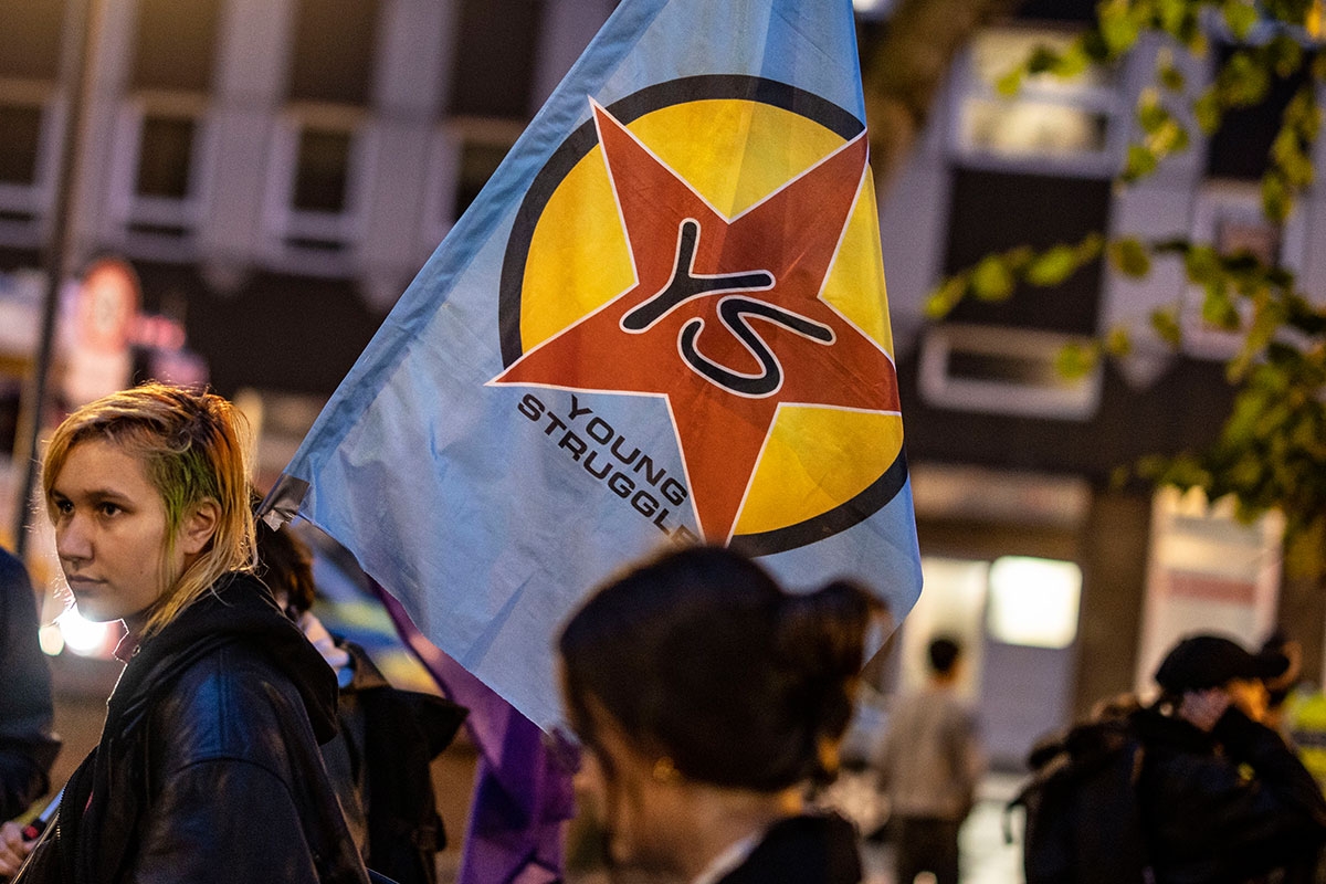 Frau mit Young Struggle-Fahne bei einer Demo am 12. Oktober in Duisburg