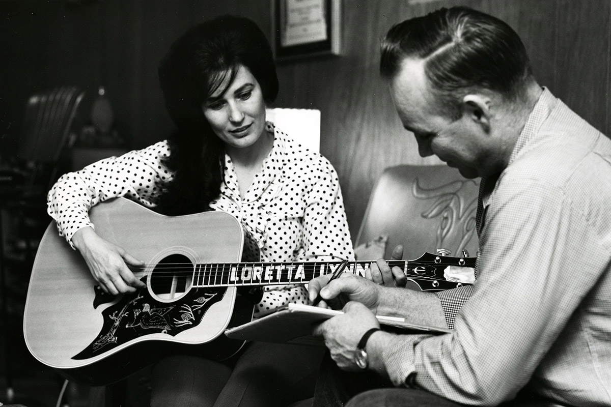 Loretta Lynn mit ihrem Mann ­Oliver »Mooney« Lynn in ihrem Haus, ca. 1965