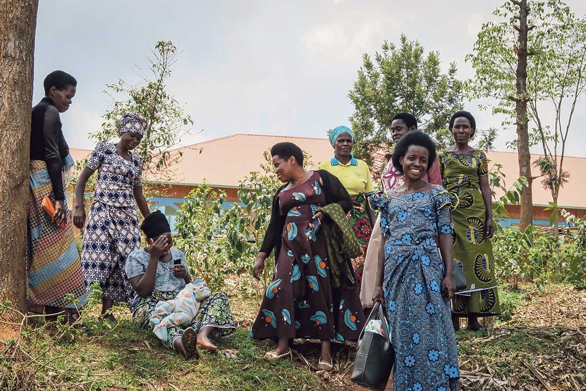 Auf dem Weg in eine bessere Zukunft. Bäuerinnen der Frauengruppe Ejo Heza der Kaffeegenossenschaft Kopakama im Westen Ruandas