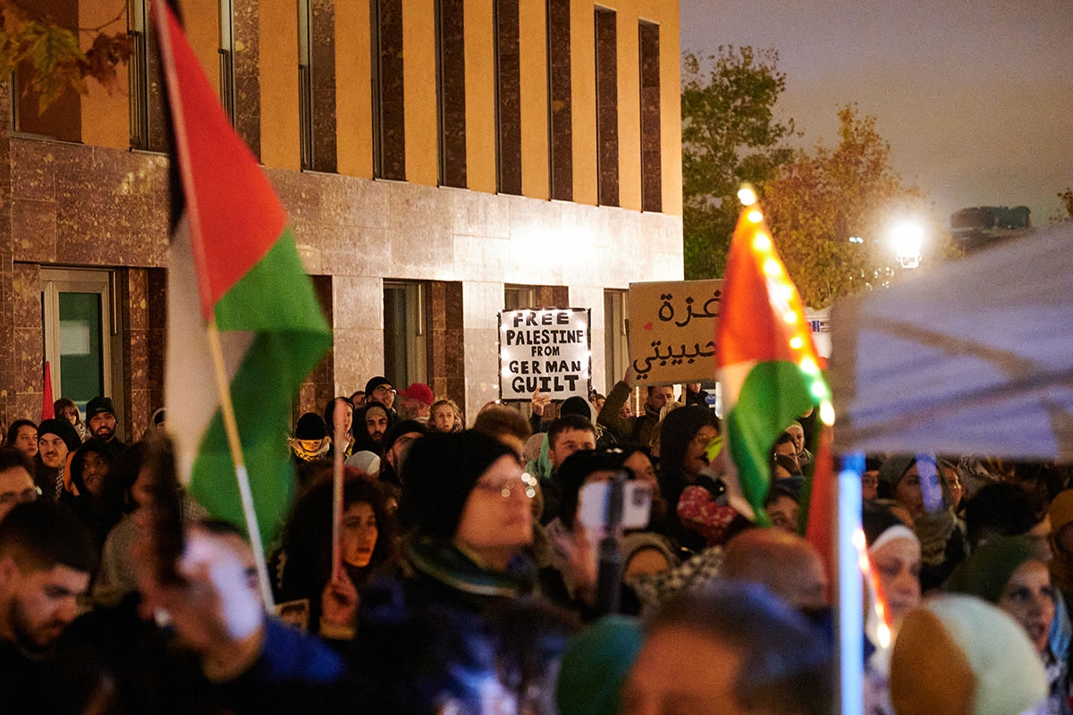 «Free Palestine from german guilt» (Befreit Palästina vom Deutschen Schuldgefühl) steht auf einem Banner während der Demonstration «Solidarität mit Palästina» vor dem Auswärtigen Amt