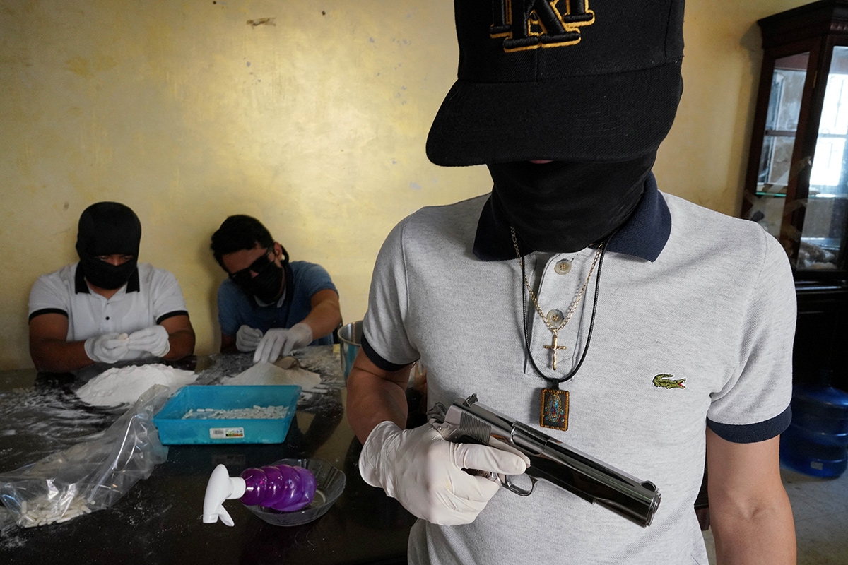 Ein Mitglied des Sinaloa-Kartells posiert in einer Drogenwerkstatt in Culiacán, April 2022