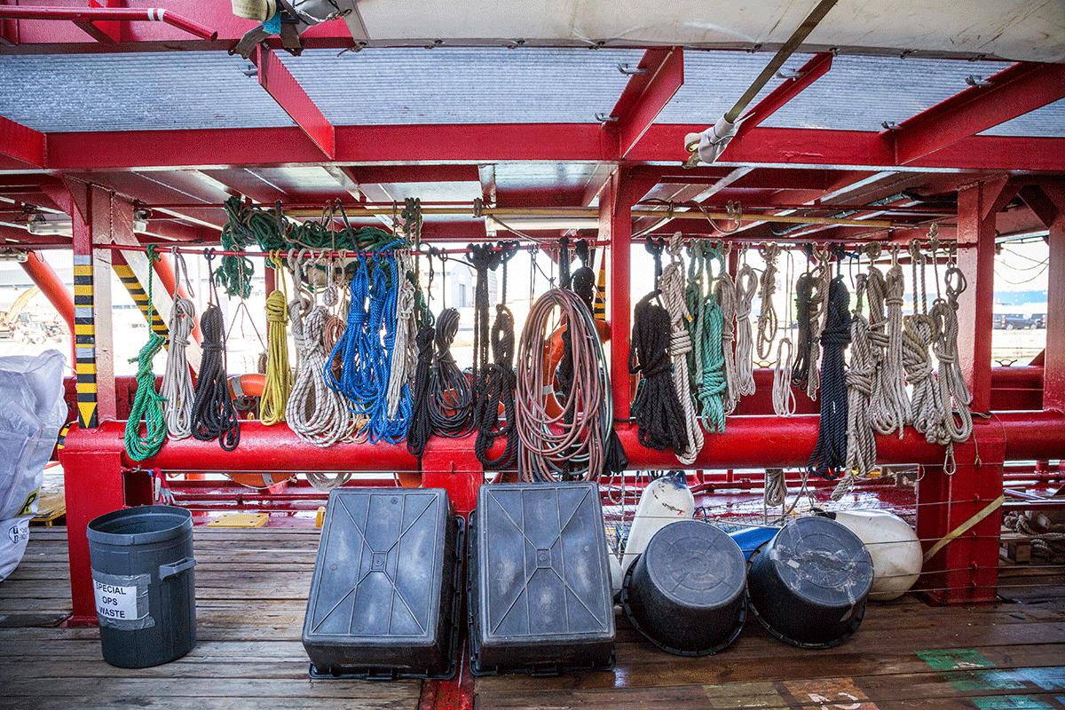 Mit Seilen werden Menschen aus dem Mittelmeer an Bord geholt