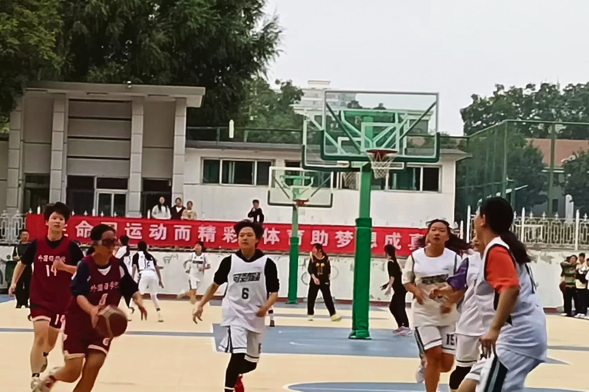 Einsatz wie beim American Football. Basketballspiel an der Shanxi-Universität