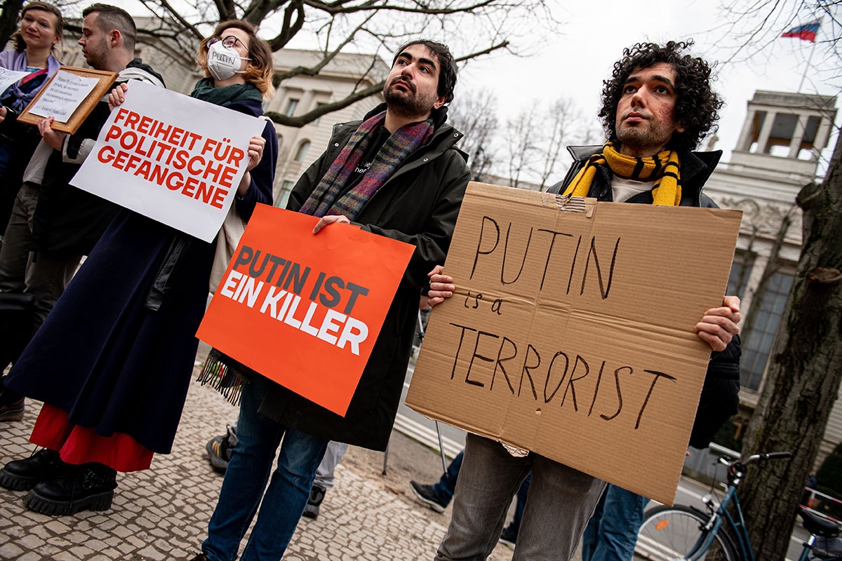 »Putin ist ein Killer«. Freitag vor der russischen Botschaft in Berlin