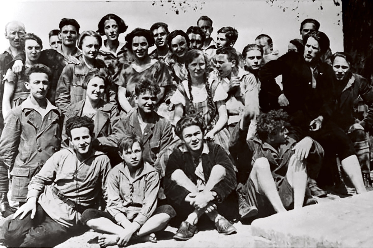 Die Antifas von damals. Olga Benario (letzte Reihe) mit einer Gruppe des KJVD, um 1926/27