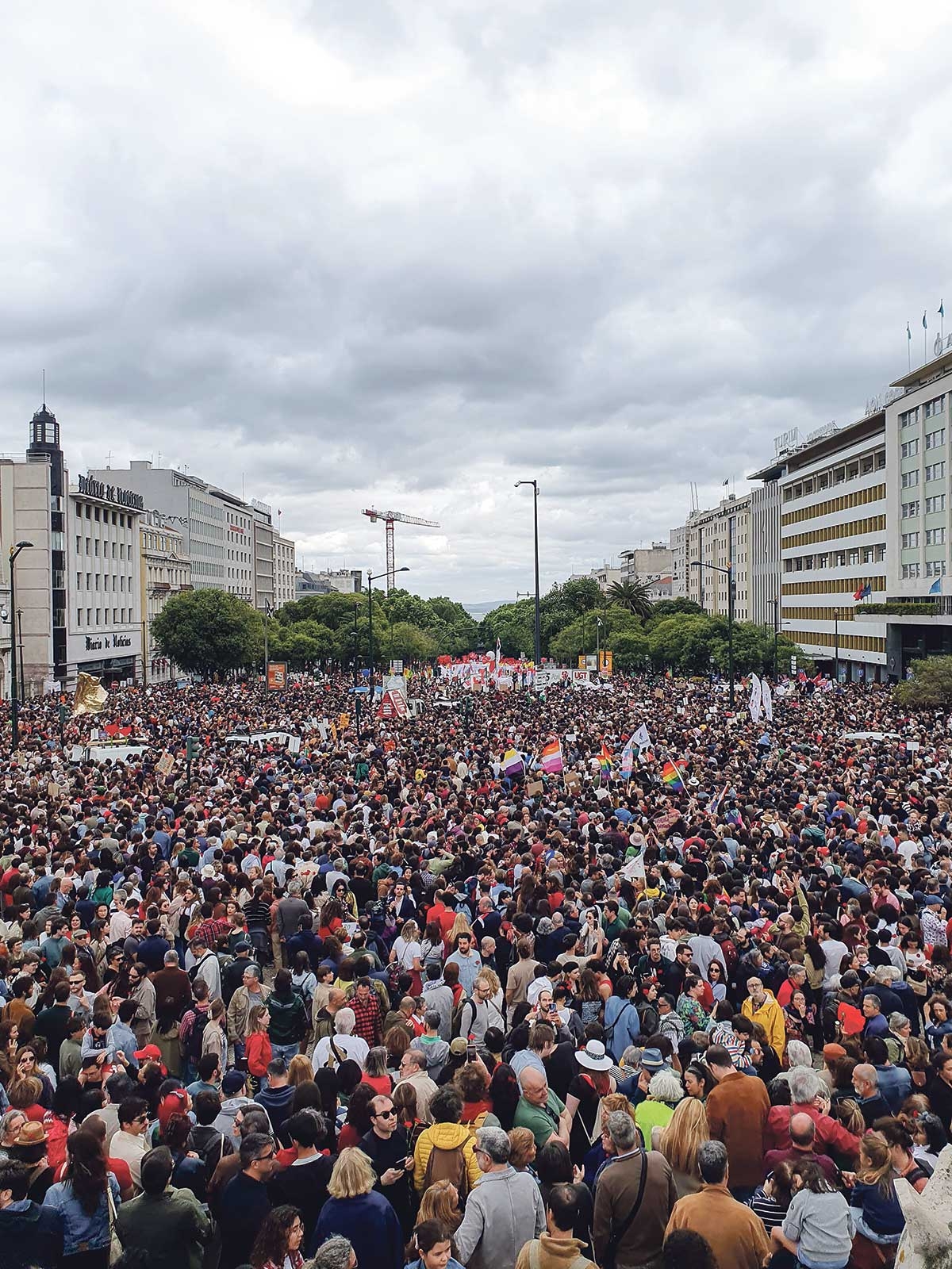 Kein Ende in Sicht. Blick vom Marquês de Pombal auf die Menschenmenge in der Avenida da Liberdade