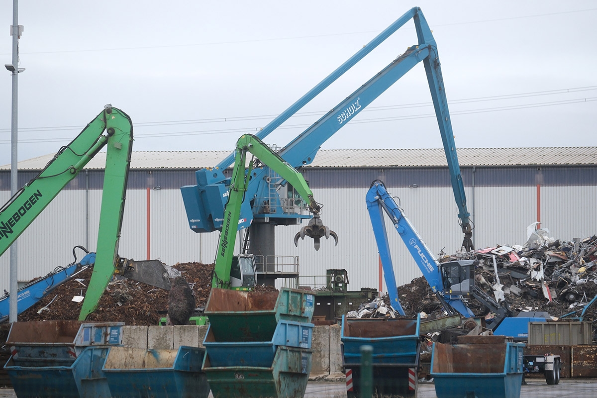 Die Plackerei im Recyclingbetrieb SRW Metalfloat geht weiter. An den Arbeitsbedingungen hat sich nichts geändert