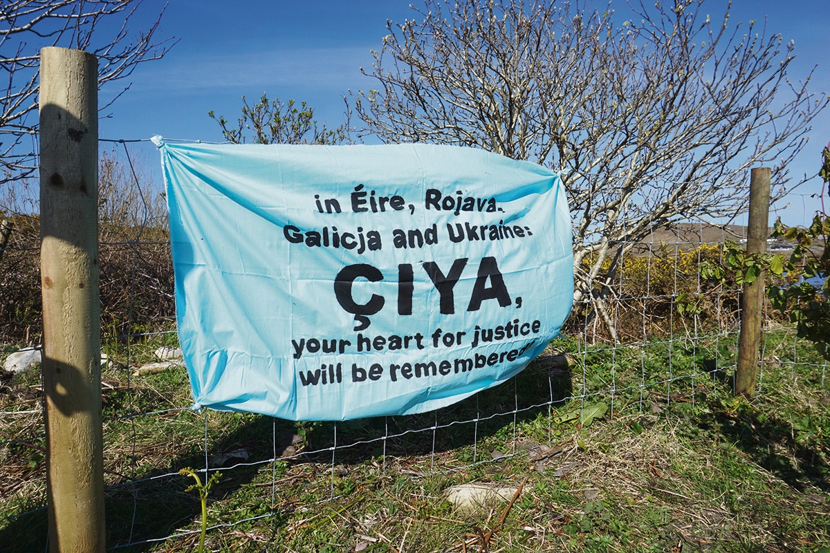 »In Eire, Rojava, Galizien und Ukraine, Çiya, wird dein Herz für Gerechtigkeit in Erinnerung bleiben«