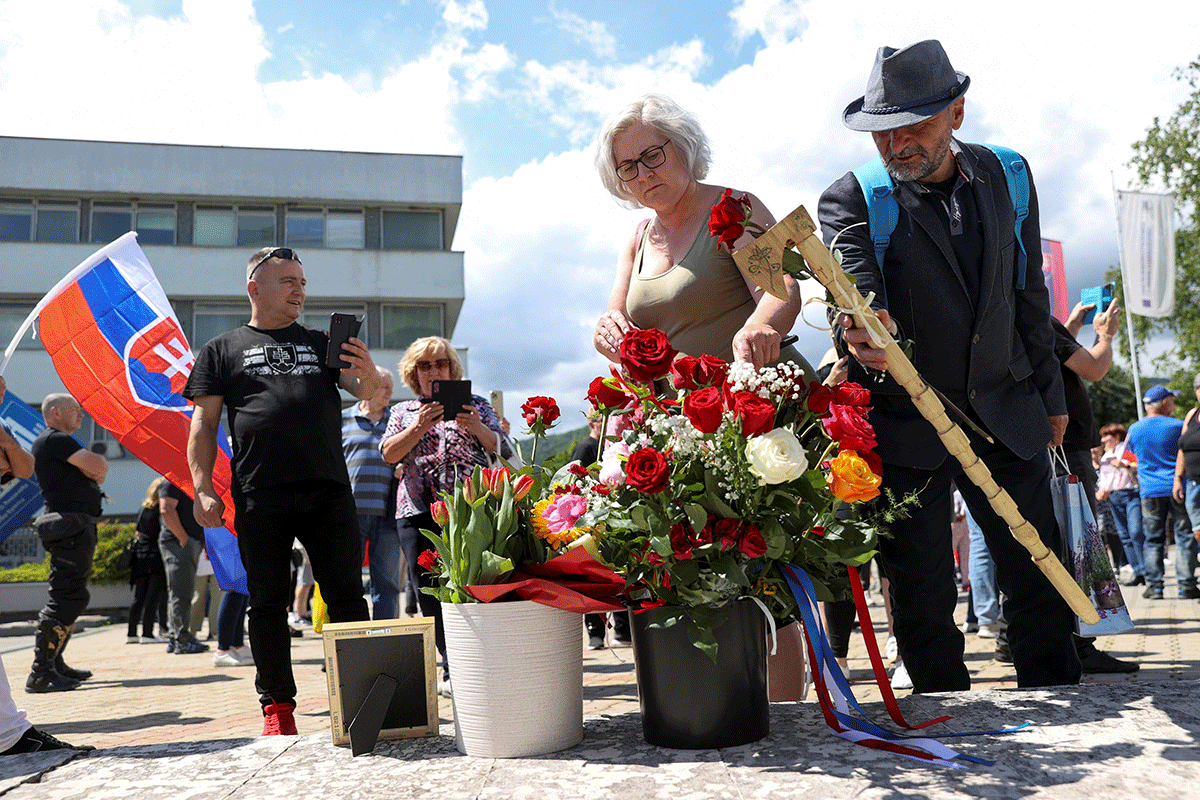 Blumen für den Ministerpräsidenten. Anhänger Ficos vor dem Universitätskrankenhaus F. D. Roosevelt in Banská Bystrica, 18. Mai